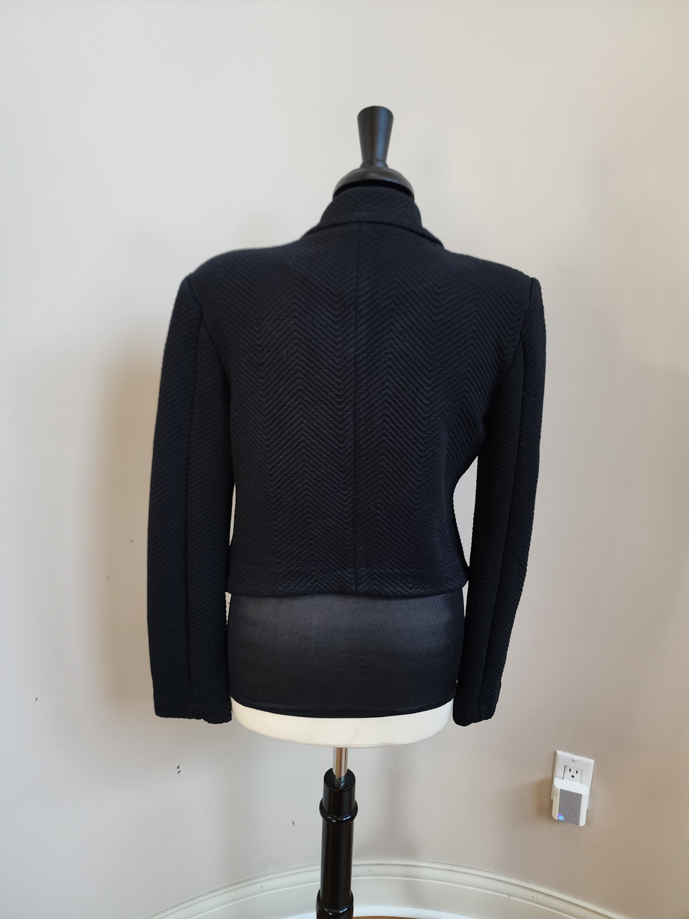 Forever 21 Women's Black Textured Open-Front Blazer. Size Medium. - Picture 4 of 9